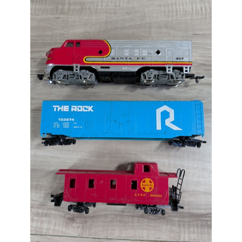 HO Scale Bachmann Santa Fe F7 Diesel Locomotive #307 Warbonnet Vintage Train